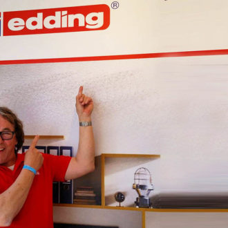 Leo als standwerker voor edding