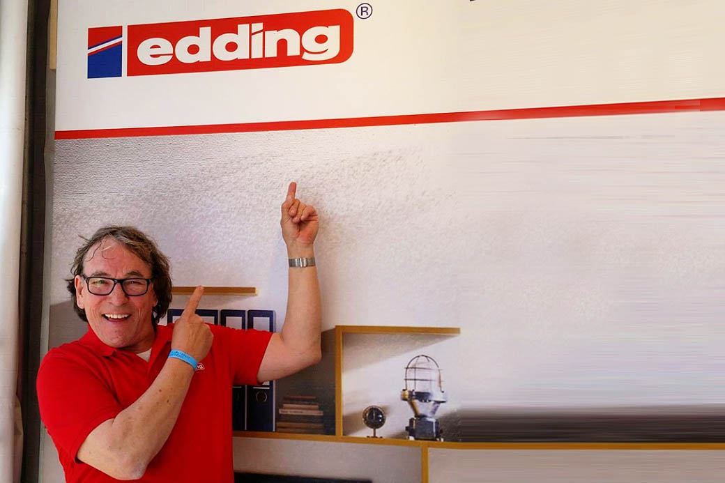 Leo als standwerker voor edding